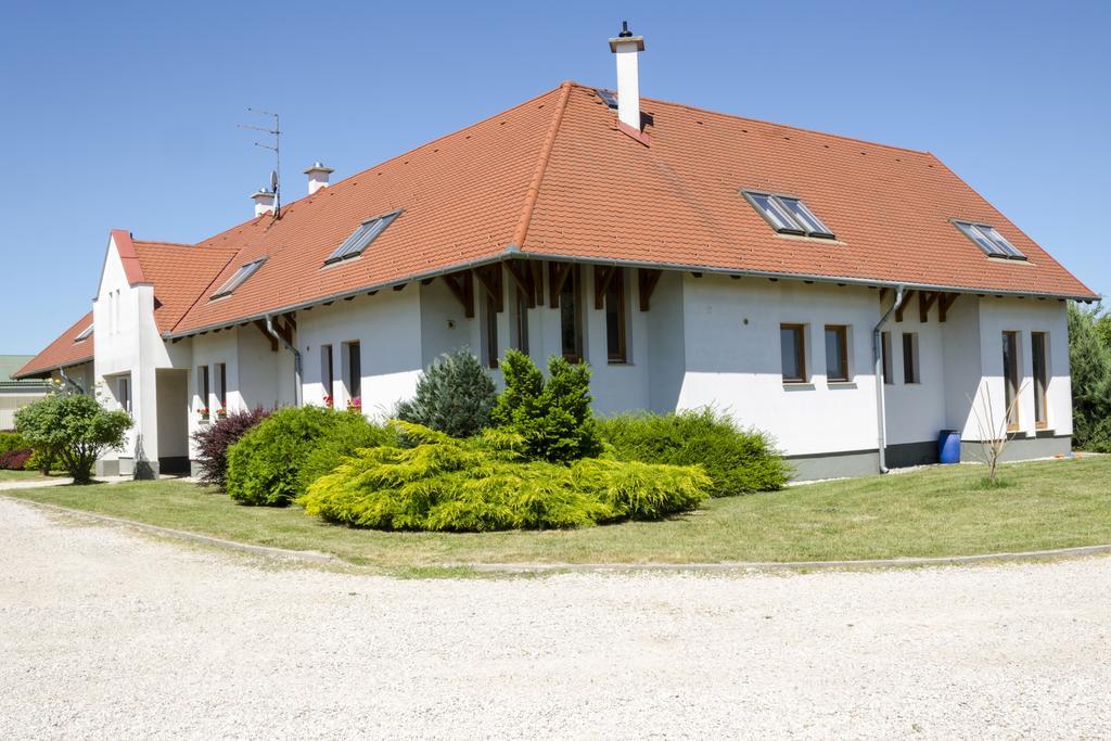 Nagybajcsi Lovaspark Es Otthon Vendeghaz Exterior foto